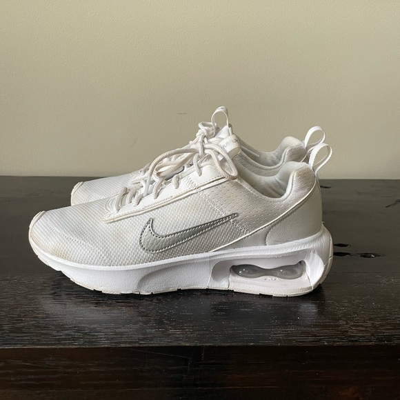 NIKE Women’s Air Max INTRLK Lite white and Metallic silver Size 7 - Picture 2 of 6